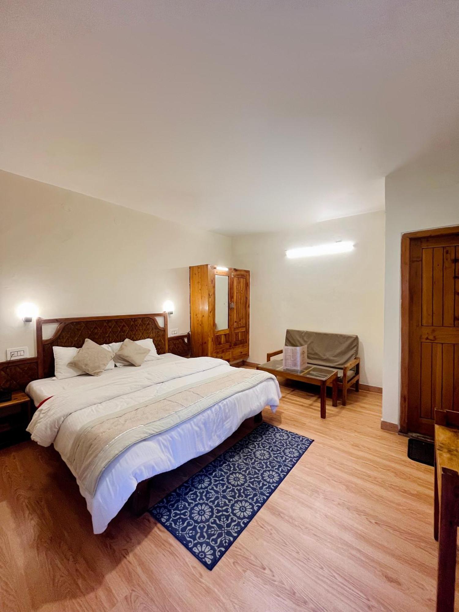 Tourist Hotel 10 Minutes Walking Distance From The Mall Manāli Exterior foto