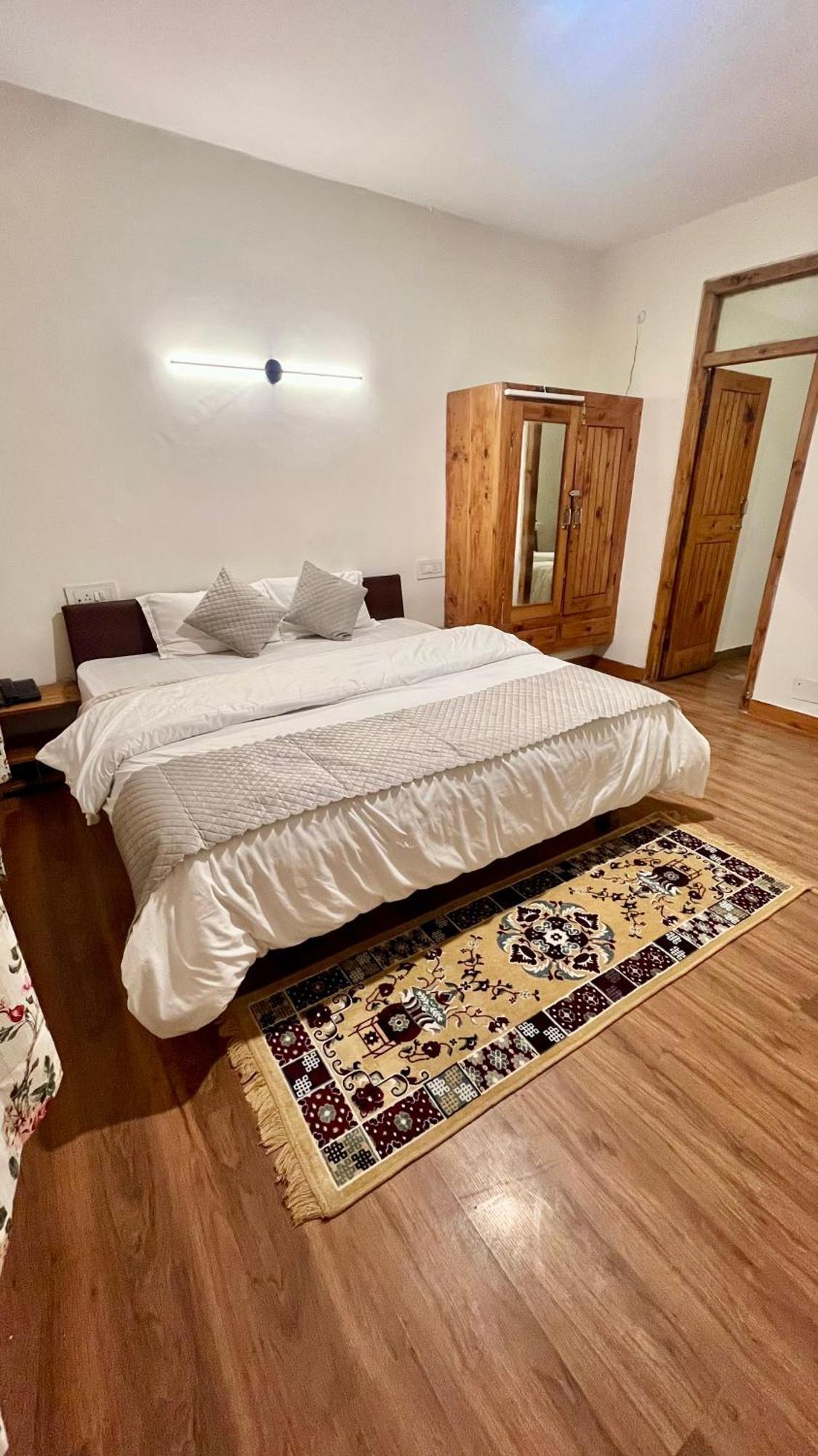 Tourist Hotel 10 Minutes Walking Distance From The Mall Manāli Exterior foto