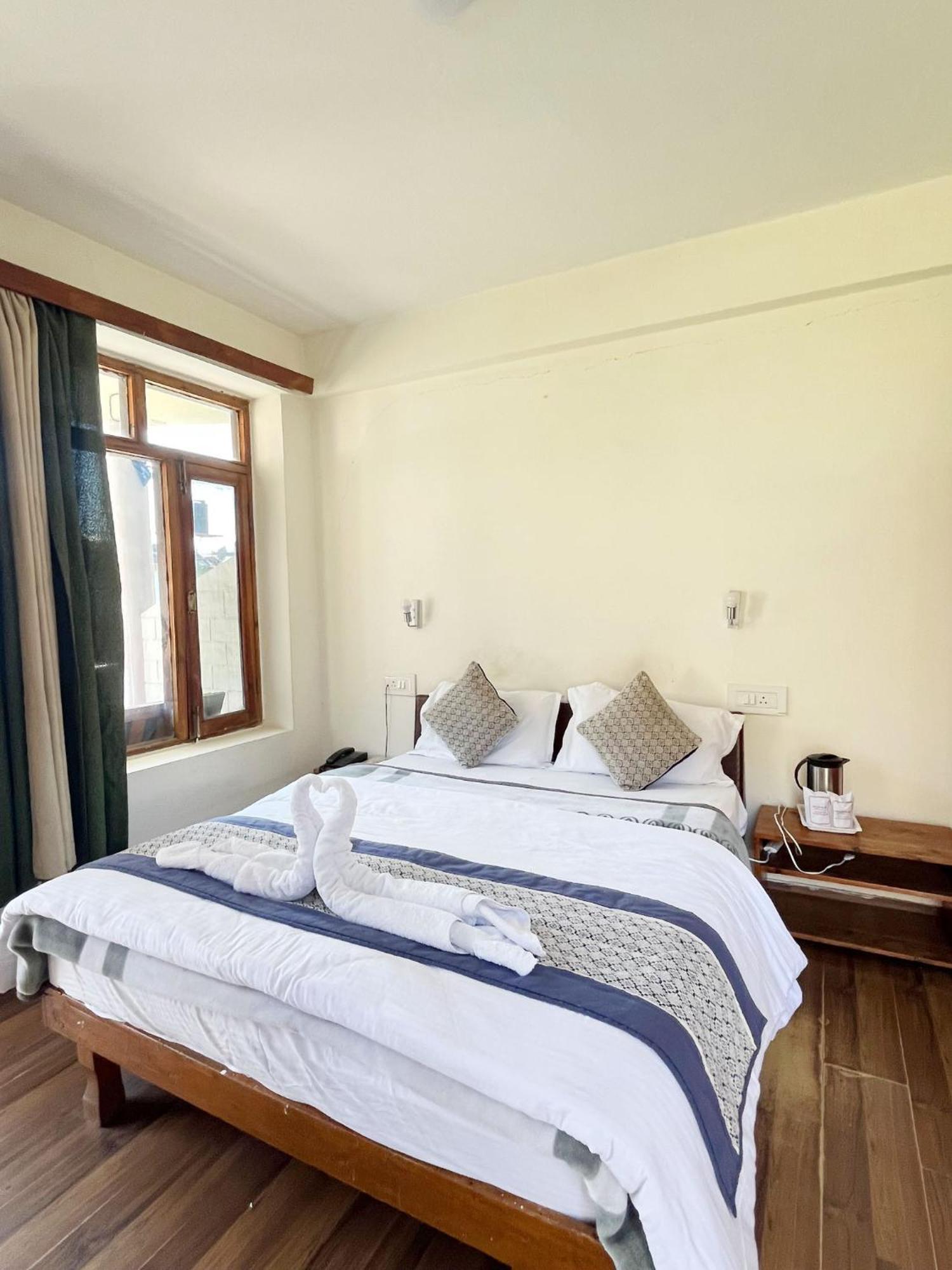 Tourist Hotel 10 Minutes Walking Distance From The Mall Manāli Exterior foto