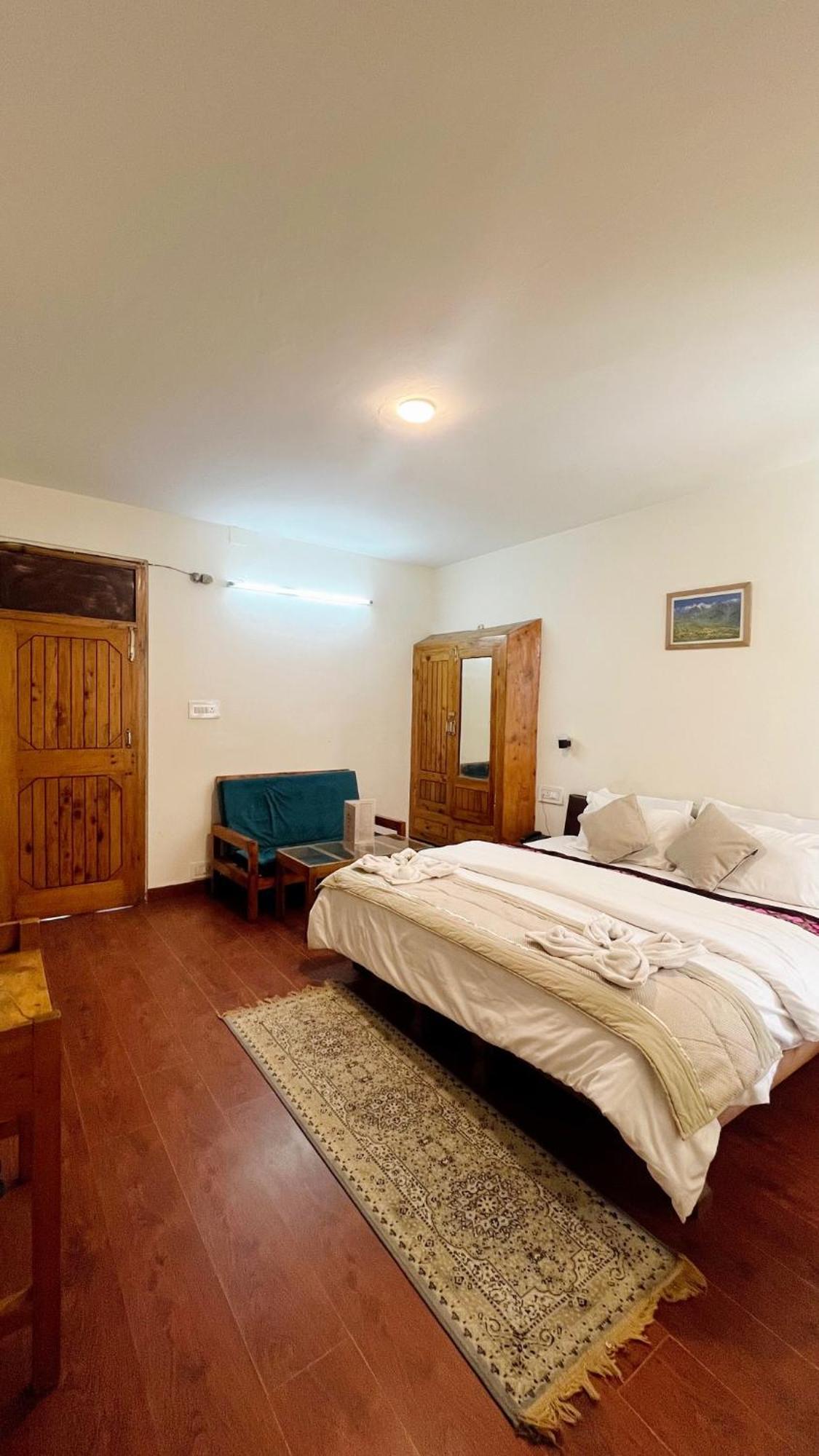 Tourist Hotel 10 Minutes Walking Distance From The Mall Manāli Exterior foto