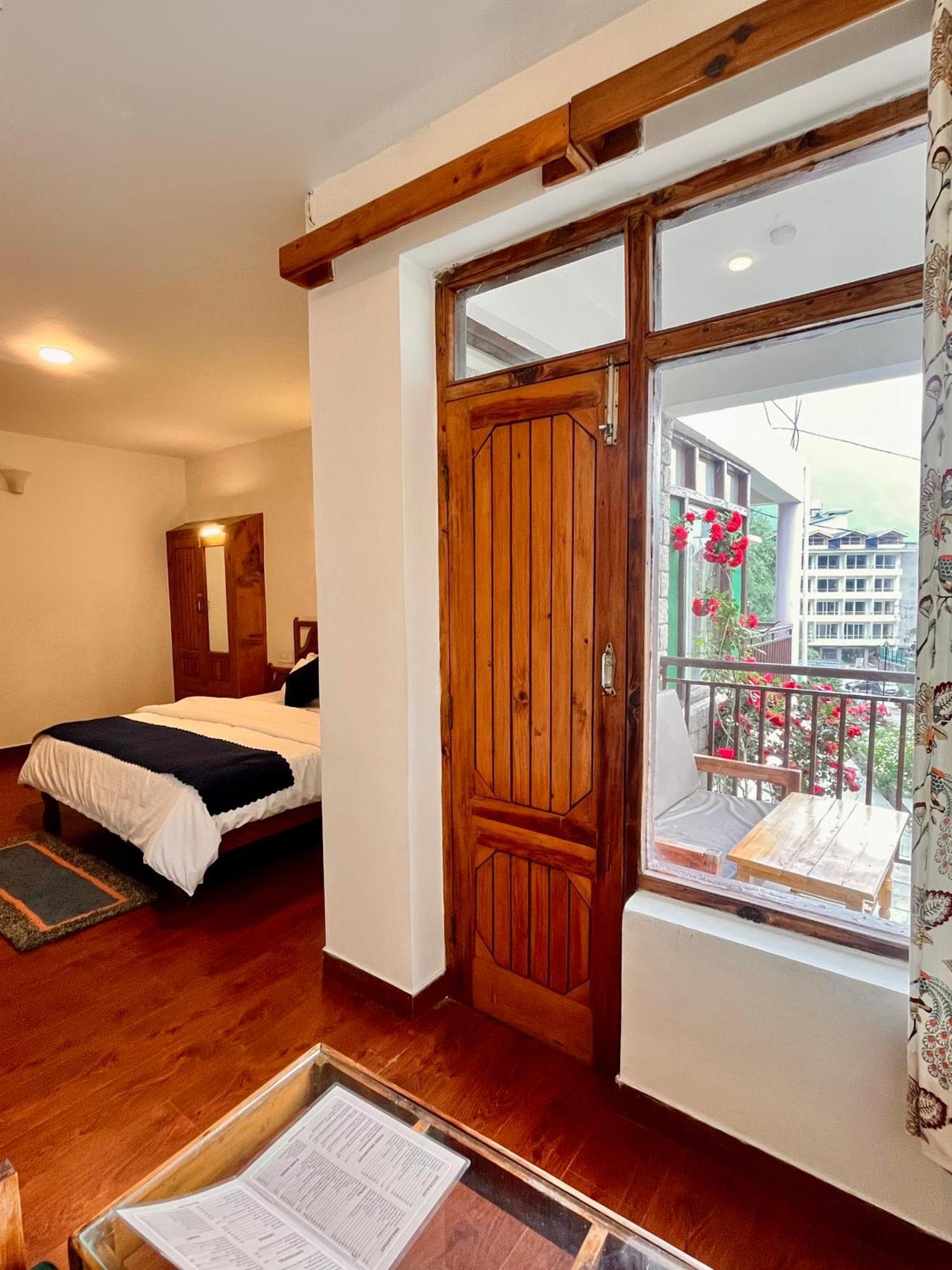 Tourist Hotel 10 Minutes Walking Distance From The Mall Manāli Exterior foto