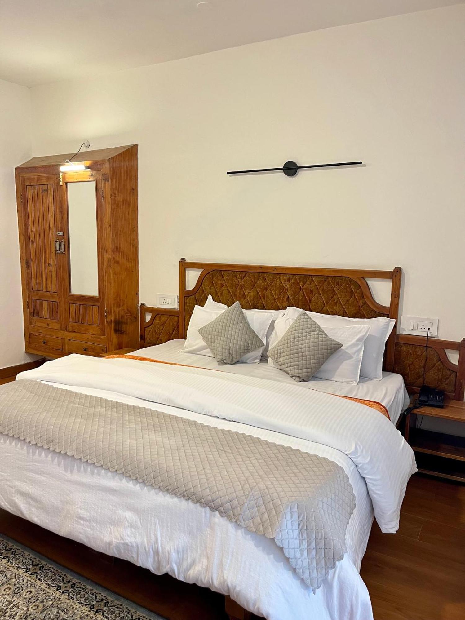 Tourist Hotel 10 Minutes Walking Distance From The Mall Manāli Exterior foto
